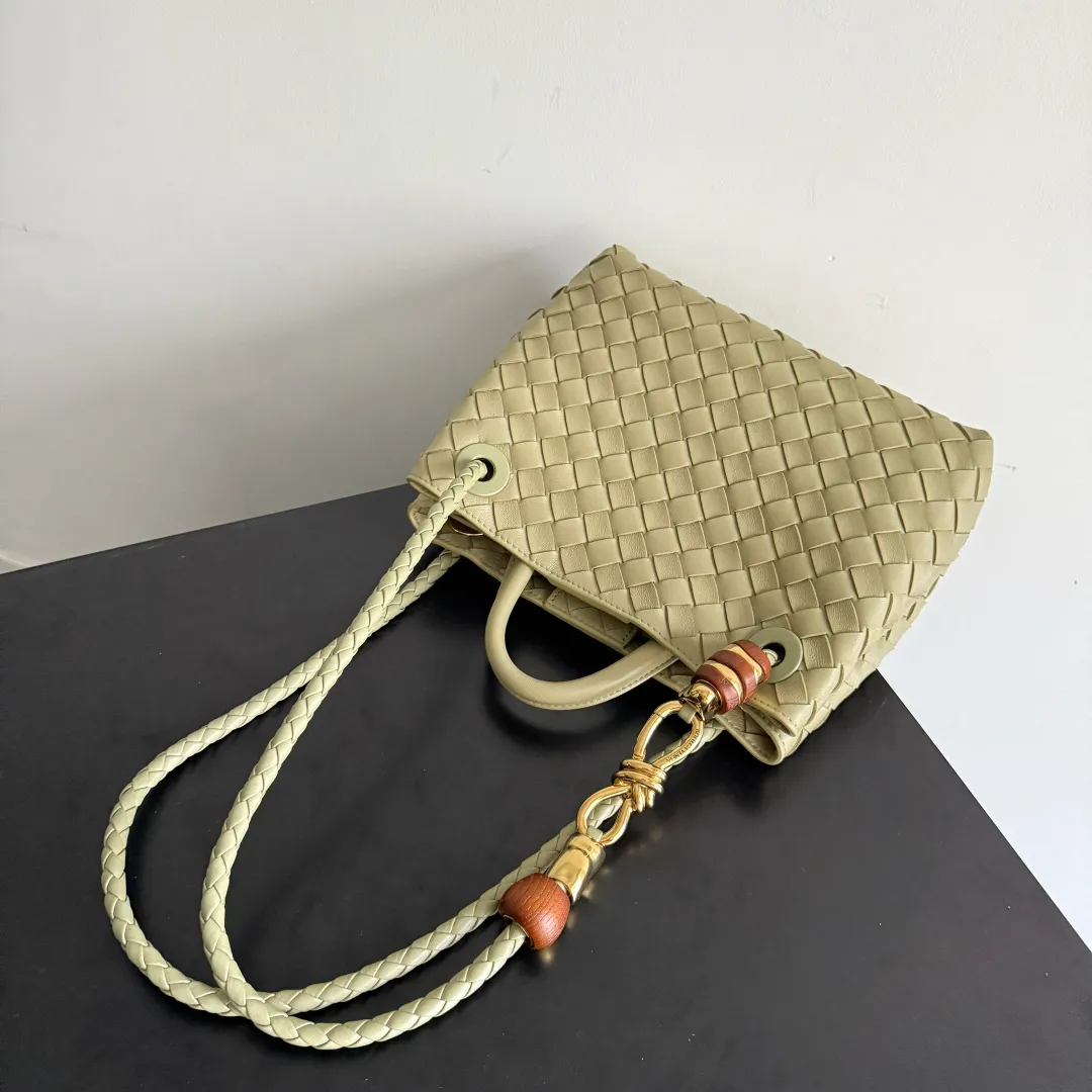The new Andiamo batch of 3060 BV is shipped‼ ️The classic intercciato weaving process is used to create a soft bag, the metal knot is made of micro-cast aluminum using jewelry technology🪢, and the decorative beads are made of metal and hand-polished oak, allowing you to jump repeatedly between elegance and fun💃, making it unpredictable. Classic and versatile, it shows off your temperament, and the bag has a large capacity, making it very convenient for daily commuting! It has a variety of carrying methods, the shoulder straps can be adjusted by yourself, the original lambskin feels soft and delicate, and the unisex style breaks gender boundaries and brings a more practical and long-lasting use experience. The Andiamo, which has both elegant and casual styles, perfectly interprets the "fashionable old money style". Style No.: 743568+Wood Hardware Color: Travertine Green Size: 25*22*10.5cm